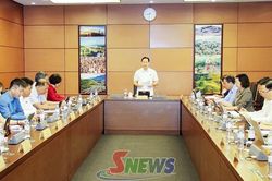 Đo&agrave;n ĐBQH tỉnh Sơn La thảo luận tổ đối với 3 dự &aacute;n Luật