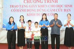 Tuyên dương 2 học sinh cứu bạn nhỏ khỏi đuối nước