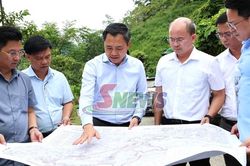 Đồng chí Chủ tịch UBND tỉnh khảo sát vị trí khu tái định cư Dự án Thủy điện tích năng Đông Phù Yên