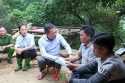 Đồng chí Chủ tịch UBND tỉnh thăm hỏi gia đình các nạn nhân bị lũ cuốn trôi tại xã Gia Phù