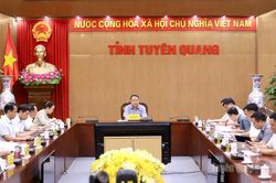 Chủ tịch UBND tỉnh Phan Huy Ngọc nghe báo cáo kết quả một số nhiệm vụ quan trọng