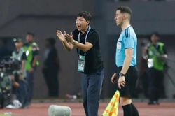 HLV Kim Sang-sik c&oacute; h&agrave;nh động khiến tất cả bất ngờ