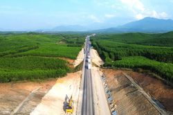 Cắt giảm khối lượng của nhà thầu không chuyển biến thi công mở rộng cao tốc Cam Lộ-La Sơn