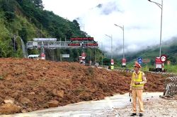Lào Cai: Mưa lớn gây sạt lở, cảnh sát giao thông khẩn trương phân luồng