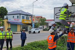 Quảng Trị: Ra qu&acirc;n giải tỏa vi phạm h&agrave;nh lang an to&agrave;n giao th&ocirc;ng QL1 đoạn qua x&atilde; Ninh Ch&acirc;u