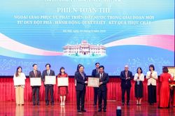 Cục Quản lý nợ và Kinh tế đối ngoại (Bộ Tài chính) nhận Bằng khen của Bộ Ngoại giao