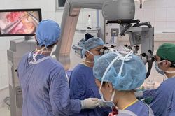 Vi phẫu 10 giờ cứu người phụ nữ bị lột toàn bộ da đầu do tai nạn lao động