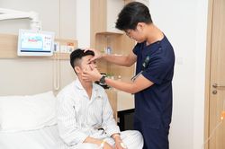 Trượt ngã trong siêu thị, nam thanh niên bị thanh sắt dài hơn 20cm đâm xuyên mặt