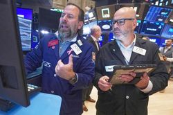 Chứng khoán Mỹ thăng hoa, Dow Jones lập đỉnh lịch sử
