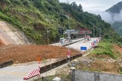 Hơn 2.000 m³ đất đá sạt lở chia cắt Quốc lộ 4D ở Lào Cai