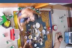 Dùng kéo đâm thủng ruột bạn nhậu