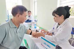 Phường Ba Đình triển khai khám sức khỏe tại nhà cho người cao tuổi