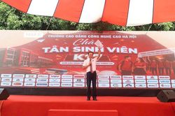 Hiệu trưởng nhắn nhủ t&acirc;n sinh vi&ecirc;n thay đổi tư duy học tập từ 'được dạy' sang 'tự học, tự chủ'