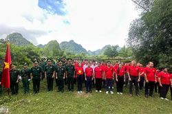 Đồn Biên phòng Đàm Thủy phối hợp tổ chức sinh hoạt dưới cờ tại cột mốc biên giới
