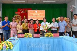 Khen thưởng đột xuất cán bộ Mặt trận đạt thành tích xuất sắc