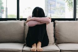 7 dấu hiệu cảnh báo bạn đang tự ngược đãi bản thân, dấu hiệu thứ 5 rất nhiều người mắc phải