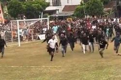 Clip: Trọng t&agrave;i phải bỏ chạy thục mạng khi bị h&agrave;ng trăm cổ động vi&ecirc;n tr&agrave;n xuống s&acirc;n đuổi đ&aacute;nh, cảnh s&aacute;t thừa nhận kh&ocirc;ng thể kiểm so&aacute;t