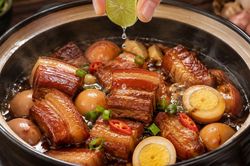 Tại sao bạn nên vắt vài giọt nước cốt chanh vào nồi thịt kho tàu?