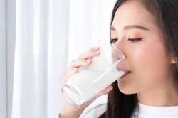 Uống sữa mỗi ngày tốt hay hại cho da? Sự thật khiến nhiều người bất ngờ