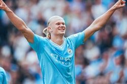 Erling Haaland: Gã sát thủ lạnh lùng trên sân cỏ mang trái tim của một người cha đầy ấm áp