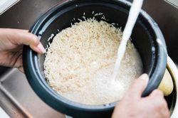 Vì sao không nên trực tiếp vo gạo trong ruột nồi cơm điện?