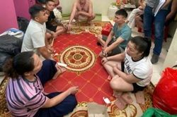 Bắt quả tang 2 'quý bà' cùng 4 gã đàn ông 'làm chuyện mờ ám' trong căn nhà ở Hà Nội