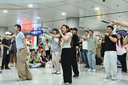 Nhóm nghệ sĩ Việt gây sốt khi đưa nhạc kịch ra ga metro Bến Thành
