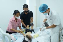 Bé 4 tuổi bị đứt rời cánh tay do áo chống nắng cuốn vào bánh xe