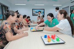 Mỗi ngày uống 5 loại thuốc, cụ bà 70 tuổi nói: 'Giá như chuẩn bị cho tuổi già từ tuổi 40'