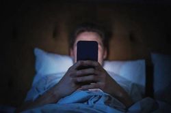 Nghỉ hè chỉ nằm trên giường chơi điện thoại, chàng trai mất khả năng đi lại