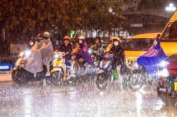Dự báo thời tiết Hà Nội ngày mai 5/8: Mưa lớn kèm dông, nhiệt độ cao nhất 30°C