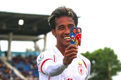 Cầu thủ Myanmar ăn mừng bằng tấm ảnh với ngôi sao Man Utd