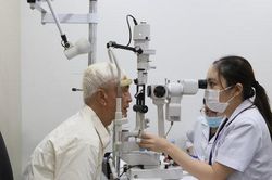 Người cao tuổi phường Hoàn Kiếm được khám bệnh lý về mắt và răng miễn phí