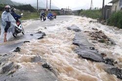 Miền Bắc lại hứng chịu những trận mưa như trút nước, trọng tâm mưa lớn ở 10 tỉnh thành