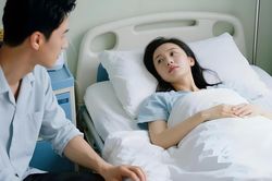 Tôi được chồng chăm từng ly, vậy mà 3 năm sau, anh giáng cho tôi một 'cú sét'