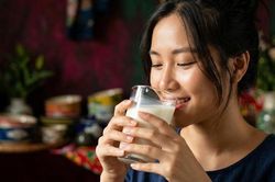 Uống sữa tốt hay xấu cho da?