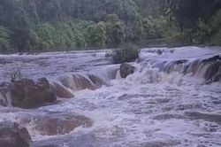 Nước sông Ngang chuyển màu nâu xám kèm mùi hôi bất thường