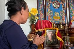 Nhiều thế hệ trong một gia đình hơn nửa thế kỷ đi tìm mộ liệt sĩ