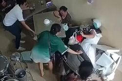 Màn 'đỗ xe tận quầy' của nữ tài xế khiến ai xem cũng giật mình