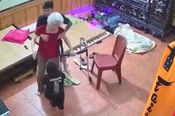 Khoảnh khắc hai anh em phối hợp ăn ý, đỡ bà thoát cú ngã trong gang tấc