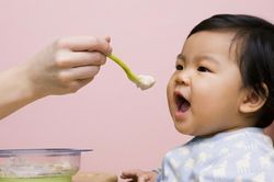 Khi nào là thời điểm tốt nhất để bắt đầu cho trẻ ăn dặm?