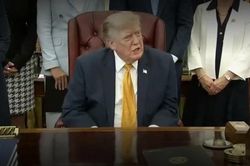 Tehran tuy&ecirc;n bố &ocirc;ng Trump c&oacute; thể ch&acirc;m ng&ograve;i Thế chiến III sau lời đe dọa 'cơ hội cuối c&ugrave;ng'