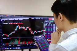 Chứng kho&aacute;n gặp &aacute;p lực chốt lời, PNJ vẫn tăng trần phi&ecirc;n thứ ba li&ecirc;n tiếp