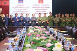 C&ocirc;ng an th&agrave;nh phố H&agrave; Nội tiếp Đo&agrave;n đại biểu cấp cao Bộ Nội vụ Vương quốc Campuchia