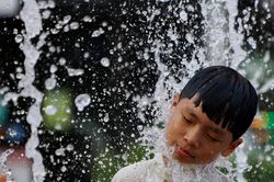 Sóng nhiệt cực đoan lan rộng từ châu Á đến châu Âu