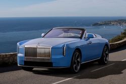 Xe điện siêu sang Rolls-Royce Nightingale lăn bánh trên đường phố