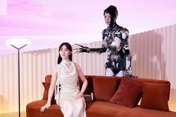 Người Trung Quốc chi tiền tỷ mua robot về l&agrave;m bạn