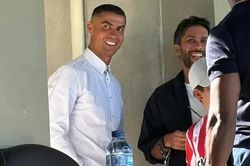 Ronaldo 'chiếm s&oacute;ng' trong trận thua trắng của Al Nassr