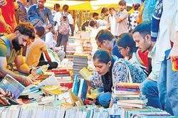 Khu chợ sách cuối tuần độc đáo ở Delhi, Ấn Độ