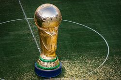 FIFA bị đ&ograve;i nợ